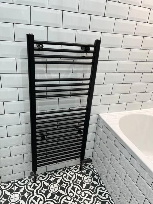 Cheerful 2 Bedroom Homely Apartment, Sleeps 6 Guest Comfy, 3X Double Bed, Parking, Free Wifi, Suitable For Business, Leisure Guest,Glasgow, Glasgow West End, Near City Centre Εξωτερικό φωτογραφία