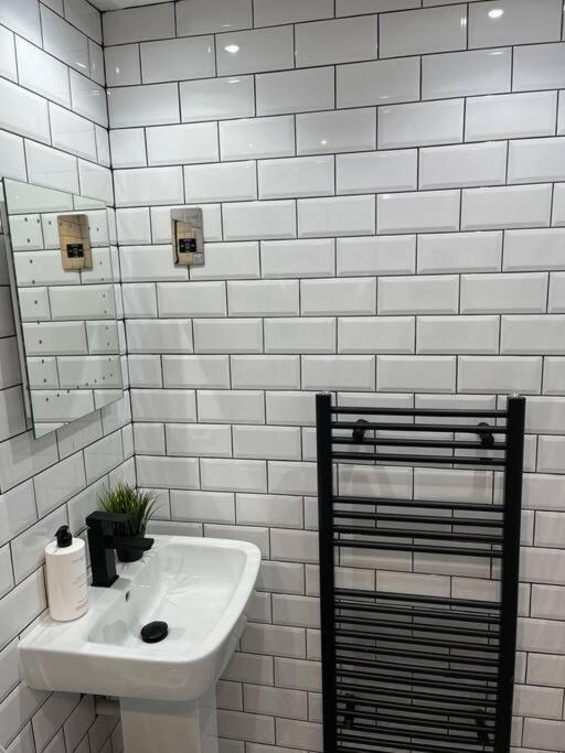 Cheerful 2 Bedroom Homely Apartment, Sleeps 6 Guest Comfy, 3X Double Bed, Parking, Free Wifi, Suitable For Business, Leisure Guest,Glasgow, Glasgow West End, Near City Centre Εξωτερικό φωτογραφία