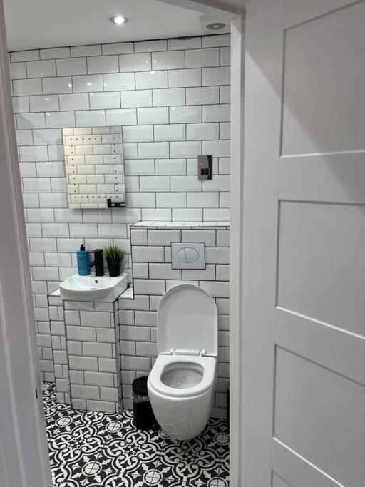 Cheerful 2 Bedroom Homely Apartment, Sleeps 6 Guest Comfy, 3X Double Bed, Parking, Free Wifi, Suitable For Business, Leisure Guest,Glasgow, Glasgow West End, Near City Centre Εξωτερικό φωτογραφία