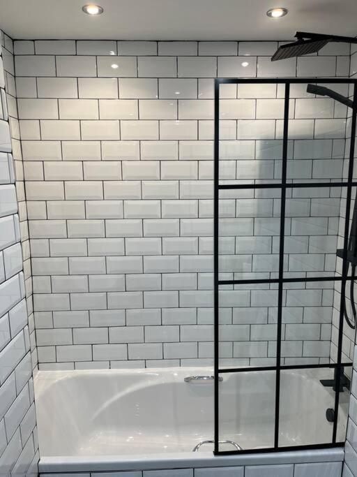 Cheerful 2 Bedroom Homely Apartment, Sleeps 6 Guest Comfy, 3X Double Bed, Parking, Free Wifi, Suitable For Business, Leisure Guest,Glasgow, Glasgow West End, Near City Centre Εξωτερικό φωτογραφία