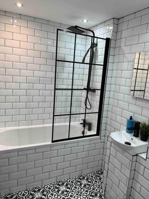 Cheerful 2 Bedroom Homely Apartment, Sleeps 6 Guest Comfy, 3X Double Bed, Parking, Free Wifi, Suitable For Business, Leisure Guest,Glasgow, Glasgow West End, Near City Centre Εξωτερικό φωτογραφία