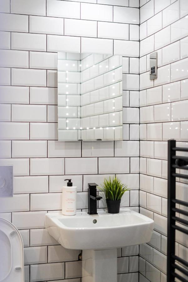 Cheerful 2 Bedroom Homely Apartment, Sleeps 6 Guest Comfy, 3X Double Bed, Parking, Free Wifi, Suitable For Business, Leisure Guest,Glasgow, Glasgow West End, Near City Centre Εξωτερικό φωτογραφία
