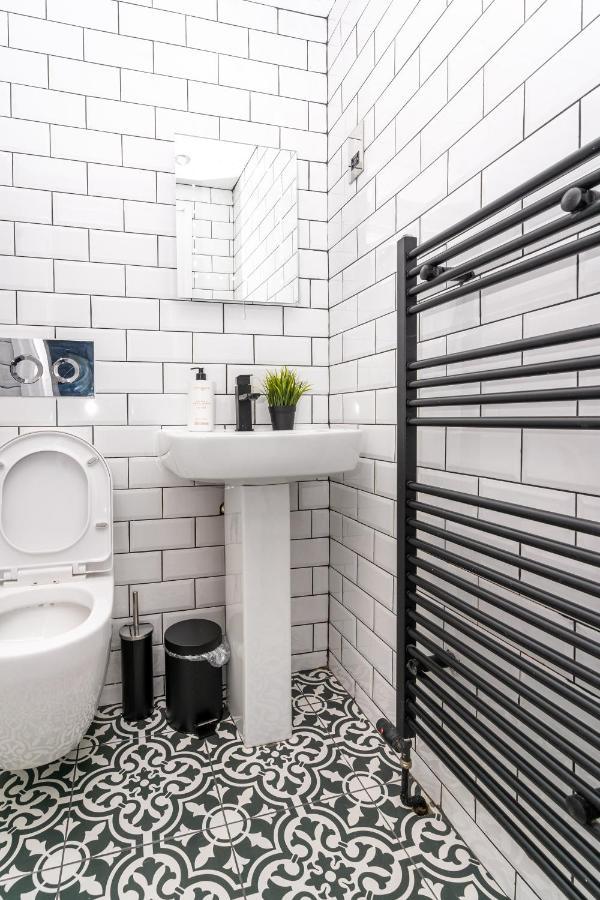 Cheerful 2 Bedroom Homely Apartment, Sleeps 6 Guest Comfy, 3X Double Bed, Parking, Free Wifi, Suitable For Business, Leisure Guest,Glasgow, Glasgow West End, Near City Centre Εξωτερικό φωτογραφία